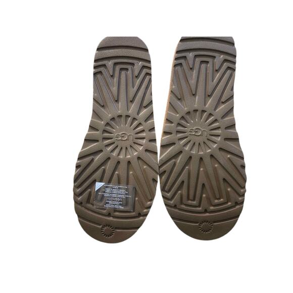 UGG Neumel chukka boots in chestnut suede - Picture 2 of 5